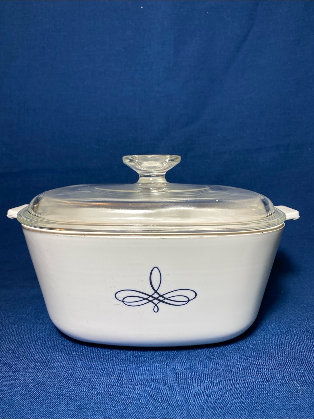 Corningware Vintage 2.5qts Casserole P-2 1/2-B in Black Trefoil Scroll with lid